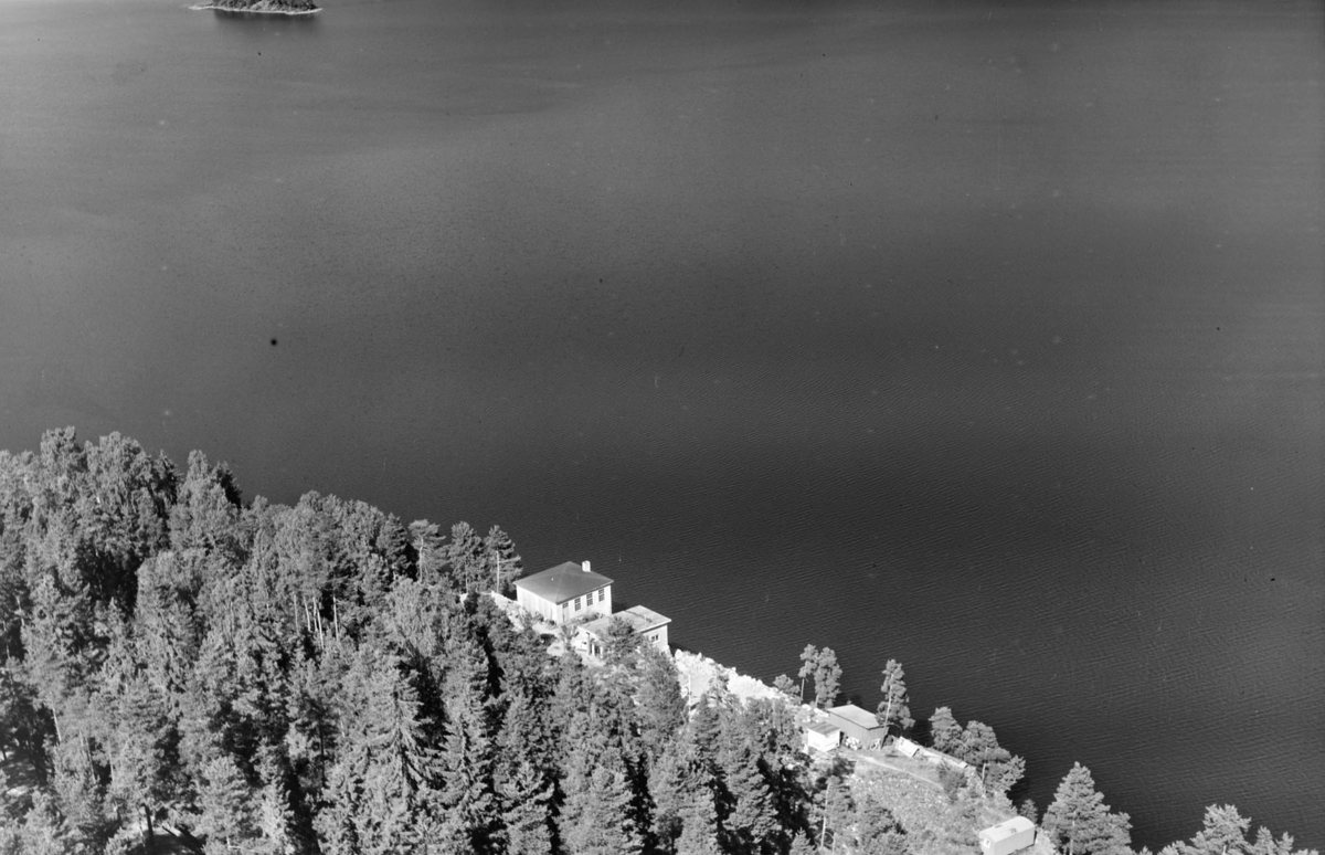 BENSINSTASJON OG BILVERKSTED VED GAMLE MOSSEVEI