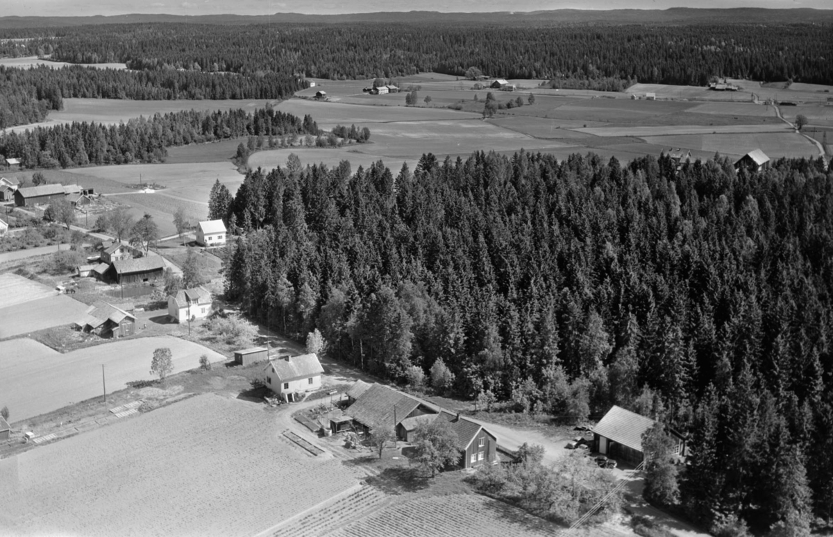 SMÅBRUKENE EGGET, SØNDRE, EGGET, NORDRE OG VERPET/MELBY LANGS KONGEVEIEN I NORDBY.