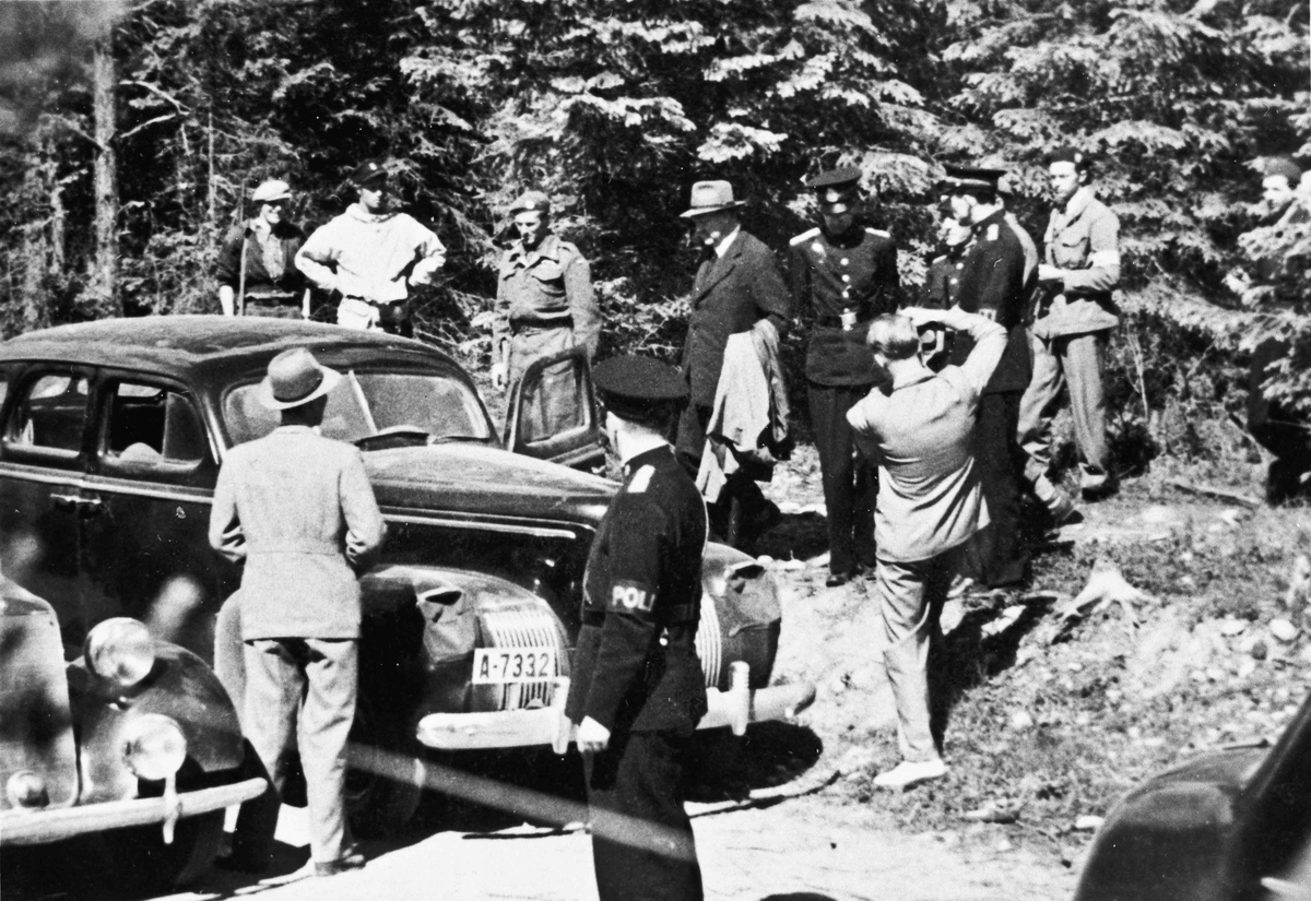 Quisling (nr. 4 fr.v. bak) på Trandumskogen. Ble tatt med for å se på det som var gjort der.