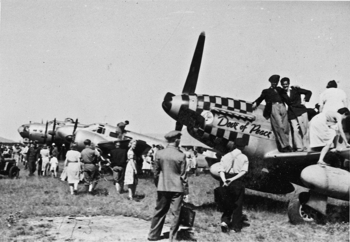 På Gardermoen etter frigjøringen - sommeren 1945.