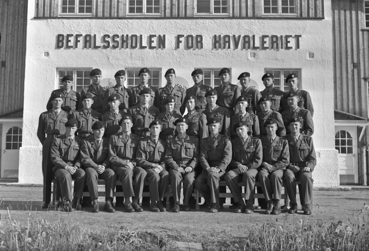 Befalsskolen for Kavaleriet.
22.04.2014:
Dette bildet er tatt foran kasernen på Trandum. 
Skrevet av: Fridtjof Jungeling