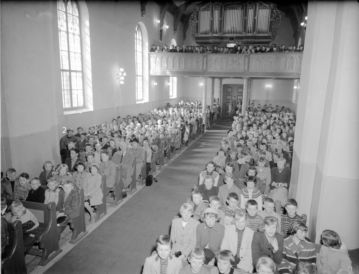 Eidsvoll Kirke ca. 1959. 
1-Arild Jensen, 2-Jan Tage Leonsen.

