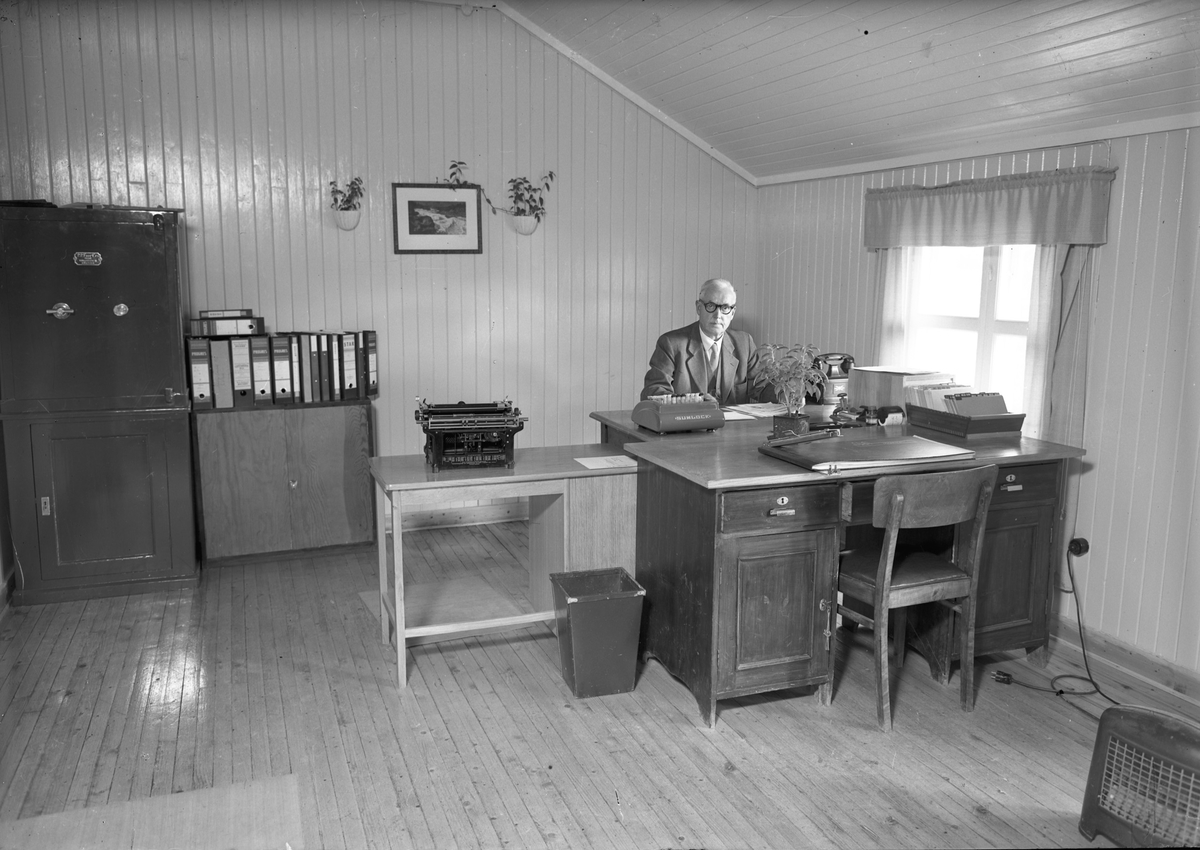 Olsen Ruud, august 1950. Mekanisk verksted. Kontor med ”Sumlock” regnemaskin og skrivemaskin