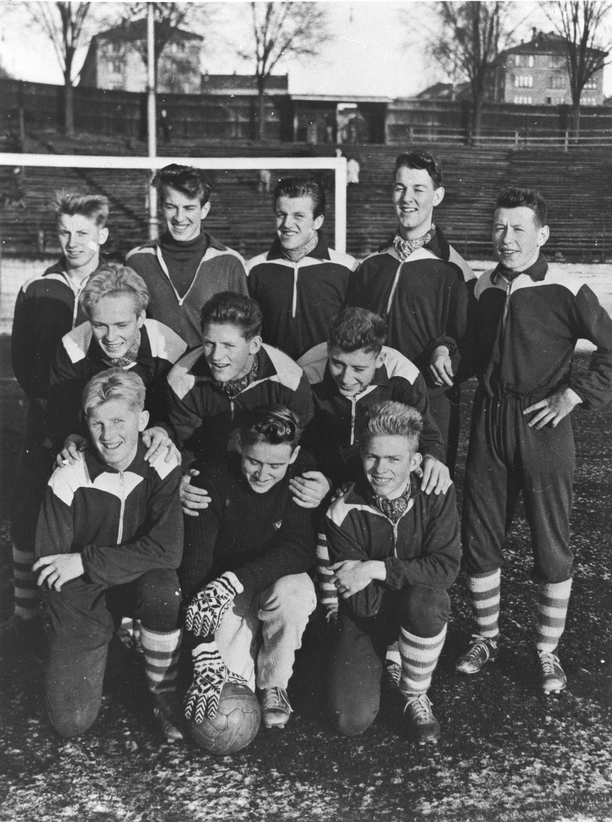 EIF Fotballag.
Foran fra v.: Jan Sander, Stener Olsen og Bjørn Gran. 
Midten fra v.: Armand Arnesen, Kjell Sundt og Reidar Olsen.
Bak fra v.: Ragnar Klingenberg, Kjell Asplin, Viggo Pettersen, Tore Sørensen og Per  Skoglund.