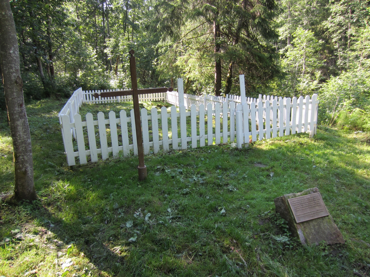 Hjemmestyrker ved et gravsted for falne under krigen. Bilde tatt etter krigens slutt.
01.08.2013:
Info til bildene 551 i / f  og l
Minnelund/gravlund øvre Romerike, som jeg kjenner igjen som minnelund, Operasjon Doomsday LK147,  Engelsk flystyrt ved Gardermoen 10. Mai 1945 .
Kan det finnes noe mer historie bak bildene, hvem tok bildene? når? Undertegnede er engasjert i denne minnelund, derfor kjente jeg igjen stedet på bildene.
Fra Vidar Hansen, Ullensaker Historielag
04.08.2013:
Den 10. Mai 1945 styrter Short Stirling LK 147 nede i ravineområdet syd for dagens vestre rullebane, pga. dårlig sikt/tåke. Dette var Operasjon Doomsday, en alliert operasjon for å sikre avvæpningen av Tyske soldater i Norge. Alle de 20 om bord, besetning og fallskjermsoldater, omkommer i flystyrten. De omkomne ble gravlagt på en slette nede ved elven Sogna den 12. Mai. I November samme år ble levningene flyttet til Vestre gravlund i Oslo. Gravene nede ved elva Sogna ble ikke fylt igjen. Ennå i dag kan tydelige furer etter gravene sees. Bilder fra stedet sommeren 1945 er altså gravlund, dagens bilde er minnelund. Ref mitt bilde med kors, med navn, de 2 fallskjermsoldatene var med LK147. Etter min mening er der ingen tvil om att mine og dine bilder er fra samme gravlund.