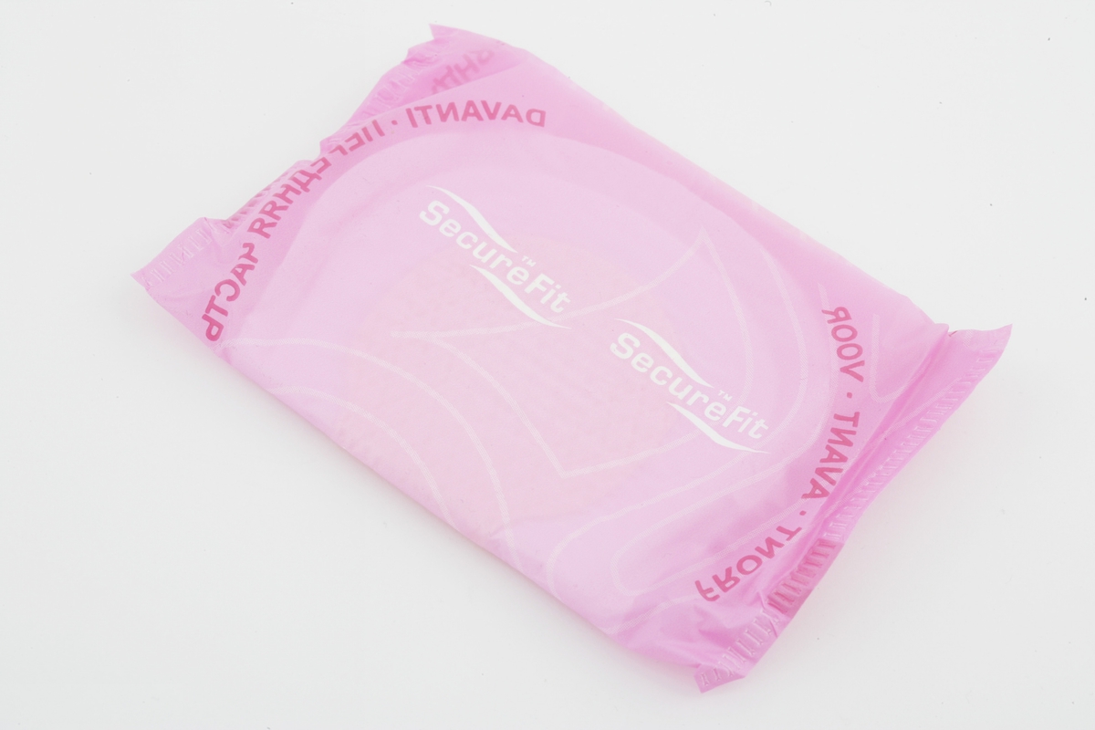 Vesker. Innhold i dameveske 3 - Menstruasjonsbind. Studiobilde i forbindelse med samtidsdokumentasjonsprosjekt - Veskeprosjektet 2006