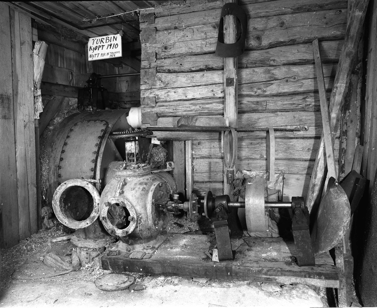 Svartdahl Bruk
Maskiner 102C-1 og 102C-2. 102C-1 Francisturbin i kum. Kjøpt fra Sørumssand verksted i 1910. Fikk ny tromme og rør i 1959. Frakoblet, men skal forsatt være i brukbar stand. Yter 18 HK ved 7 m fallhøyde. 102C-2 Francisturbin fra Sørumssand verksted 1914. A. Herman satte inn ledeskovler av messing, fordi surt vann fra Bølertjern fikk de originale stålskovlene til å ruste. Fram til 1923 gav denne turbinen strøm til ei lyspære i hver av 5 gårder. Siden kom kommunalt E-verk i stand.