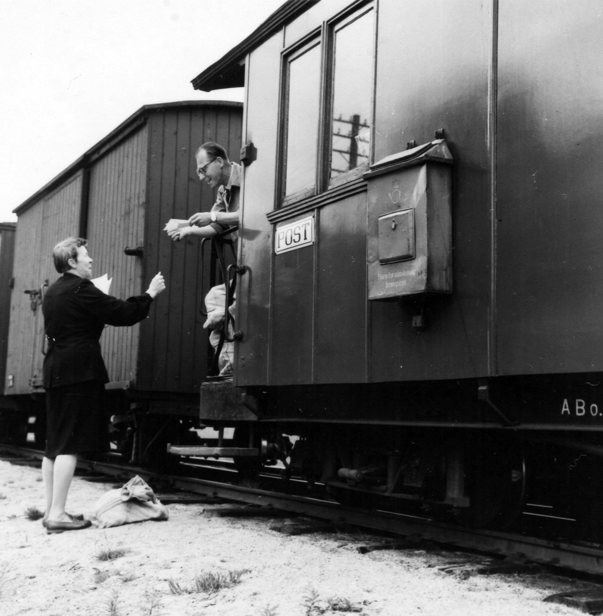 Overlevering av dagens post ved Kvevli stasjon. Tog 2051 fra Sørumsand til Skulerud.
