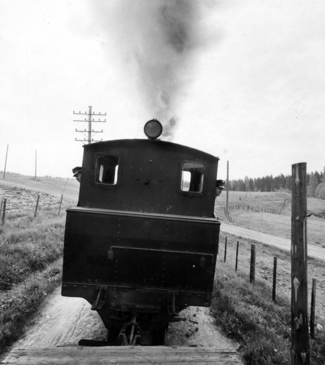 Tog 2051 til Skulerud på vei opp Harkerudbakken