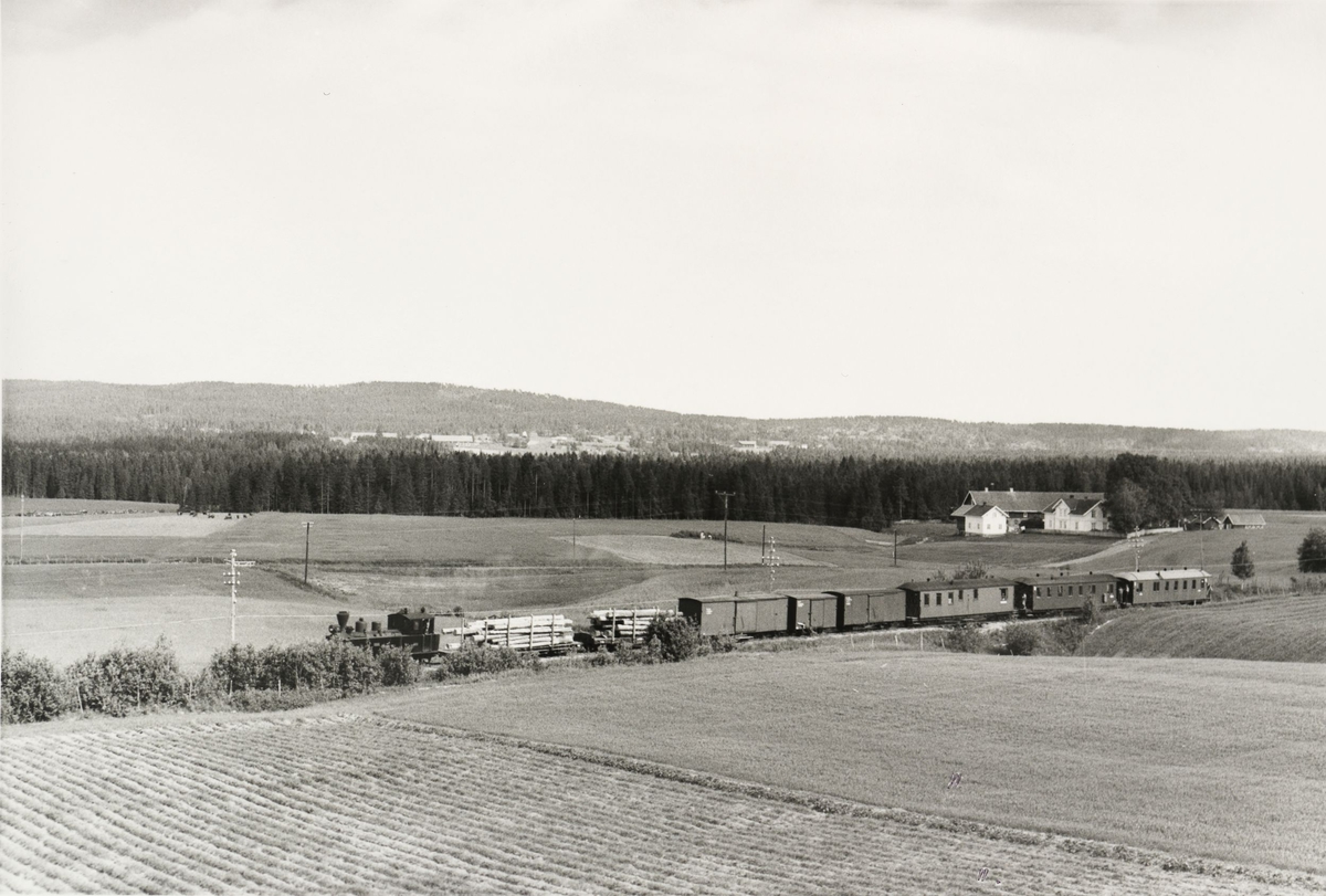 Tog retning Sørumsand ved Kvevli.
