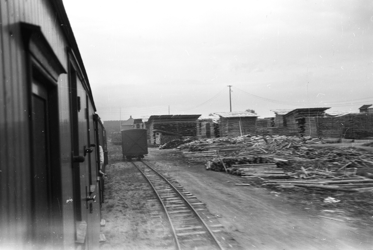 Tog 2051 retning Skulerud ankommer Finstadbru stasjon.