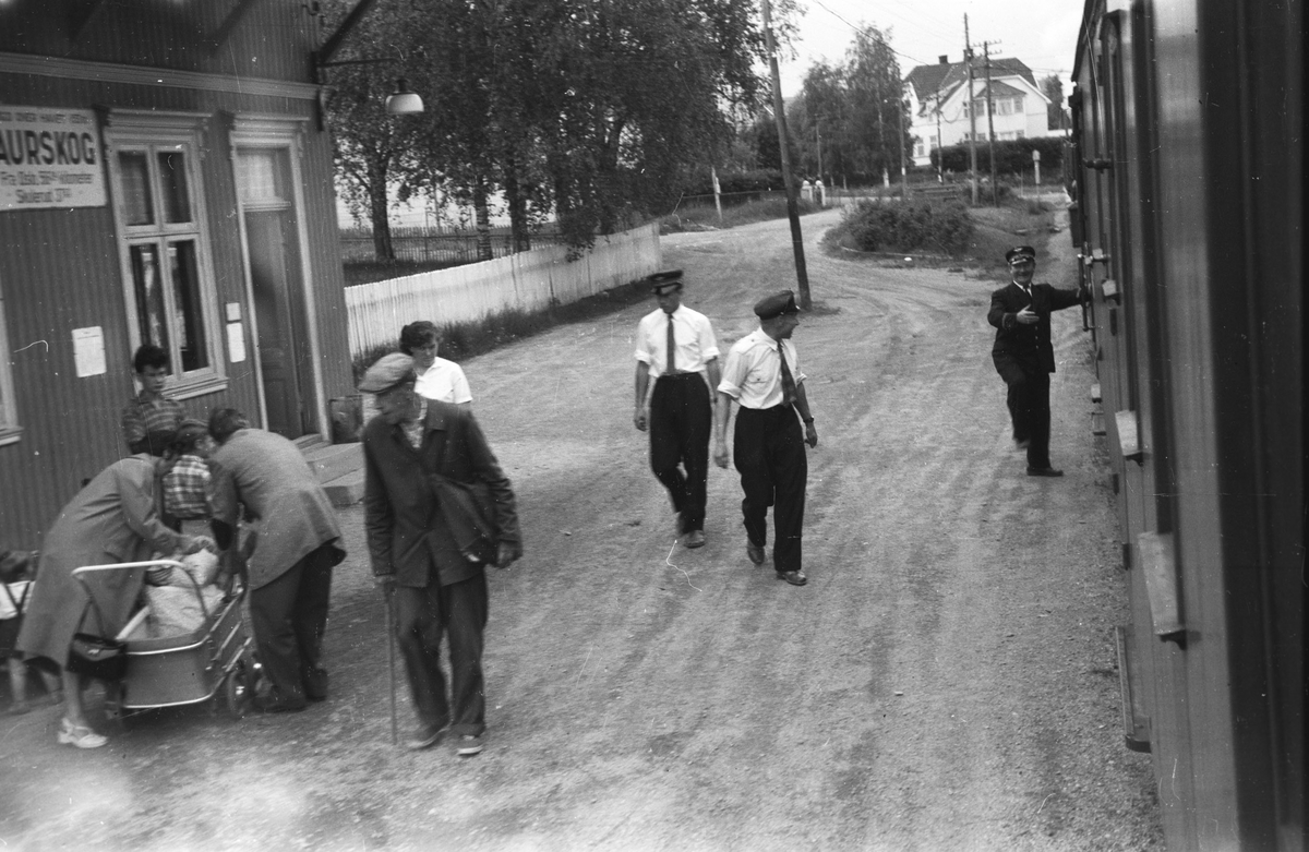 Tog 2051 til Skulerud har stanset på Aurskog stasjon.