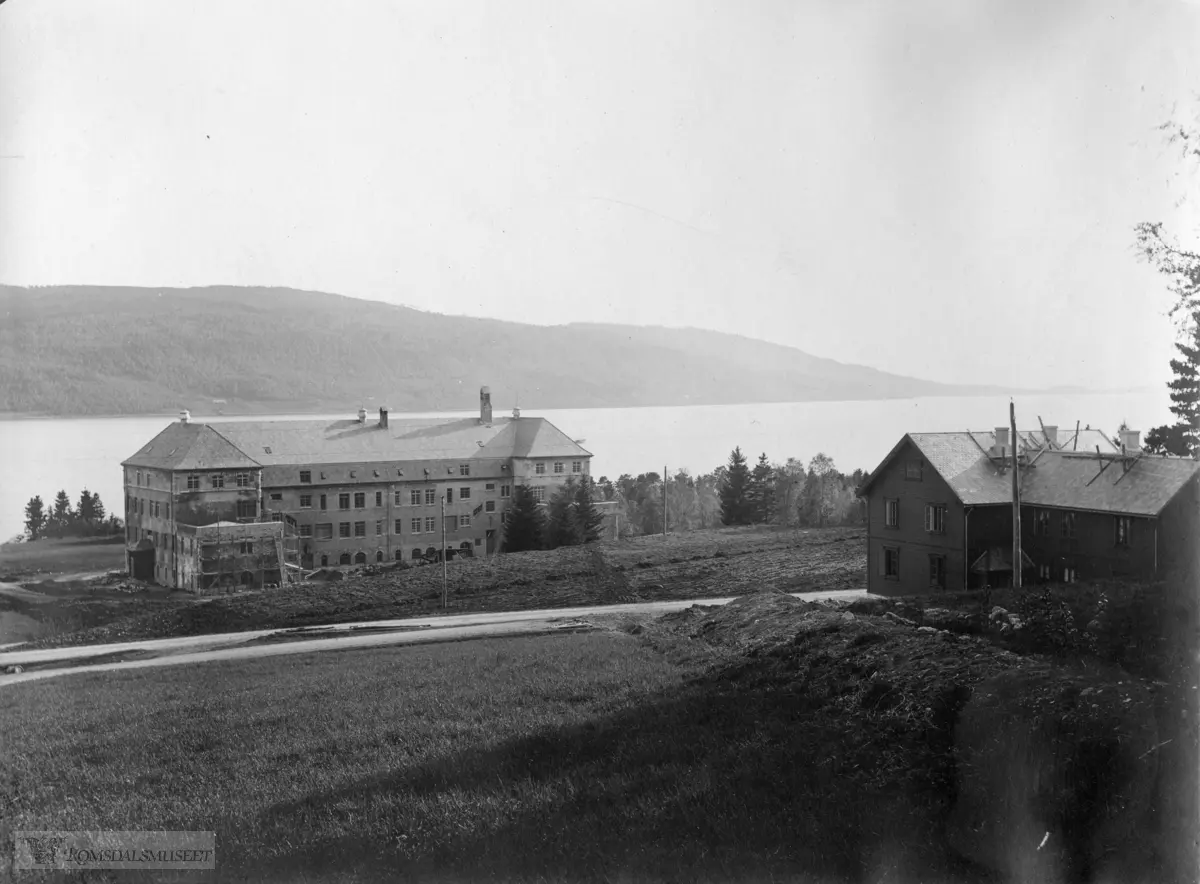 Oppdøl B-sentral..Oppdøl sjukehus er et psykiatrisk sykehus som ligger på Hjelset i Molde. Sykehuset ble åpnet i 1913 som et typisk asyl i landlige omgivelser..I 1925 åpnet en ny avdeling, og nye bygninger kom også til i mellomkrigstiden og i 1961. .På det meste hadde sykehuset cirka 500 døgnpasienter. Siden 1984 har sykehuset vært organisert som en avdeling under Molde sjukehus..19. desember 2014 ble Oppdøl valgt som det nye stedet for det felles sykehuset i Nordmøre og Romsdal.