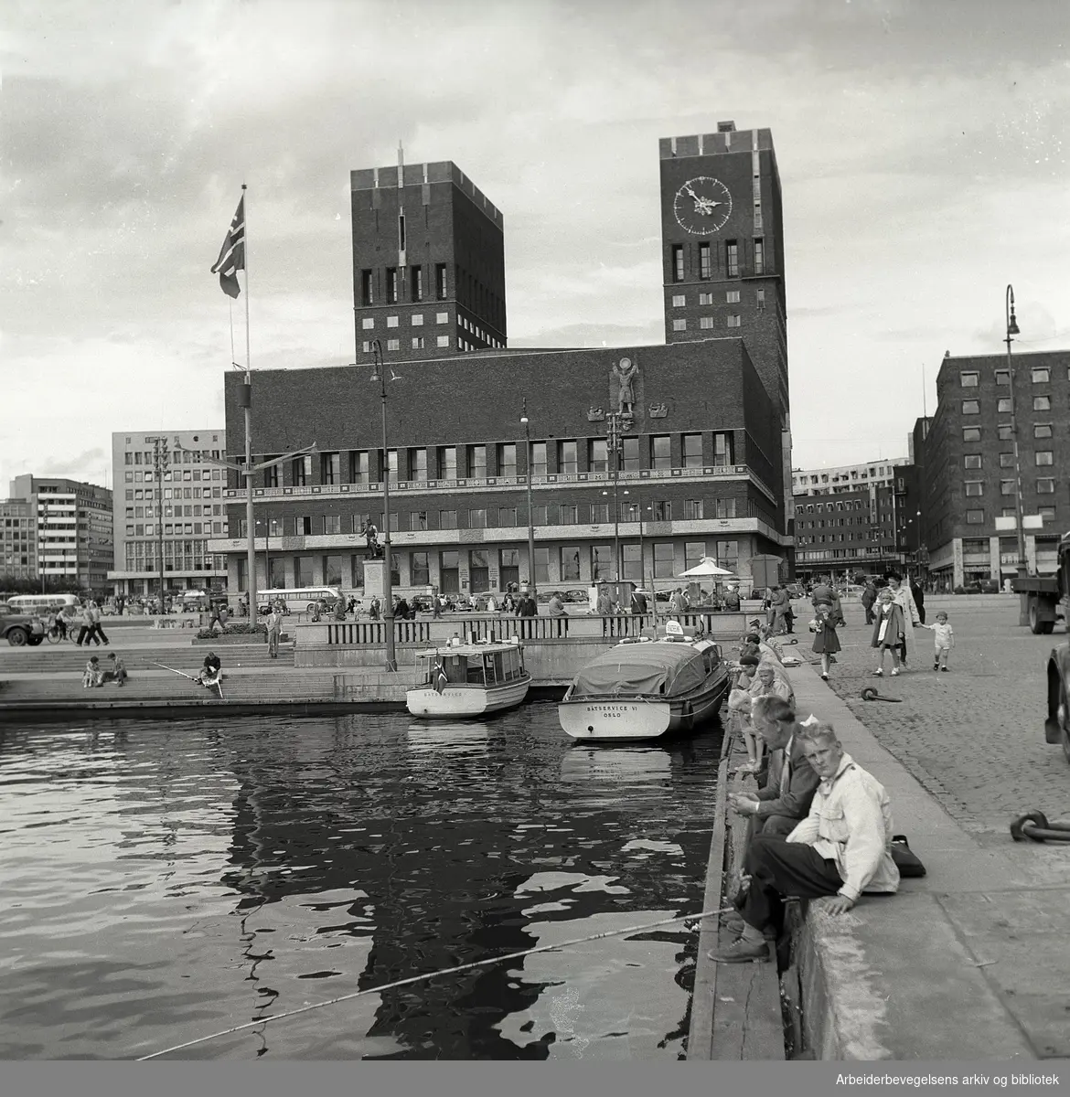 Rådhuset i Oslo - barn fisker i havnebassenget,.1950-53