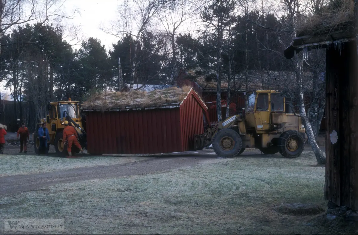 Flytting av bilettbua/pølsebua i forbindelse av forlengingen av gildehallen.