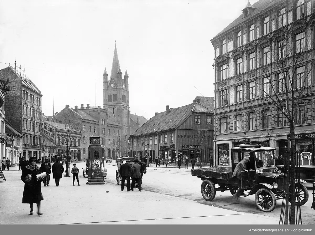 Grønlandsleiret med Grønland kirke, brannstasjon og til venstre Østre Arbeidersamfund, 1928.