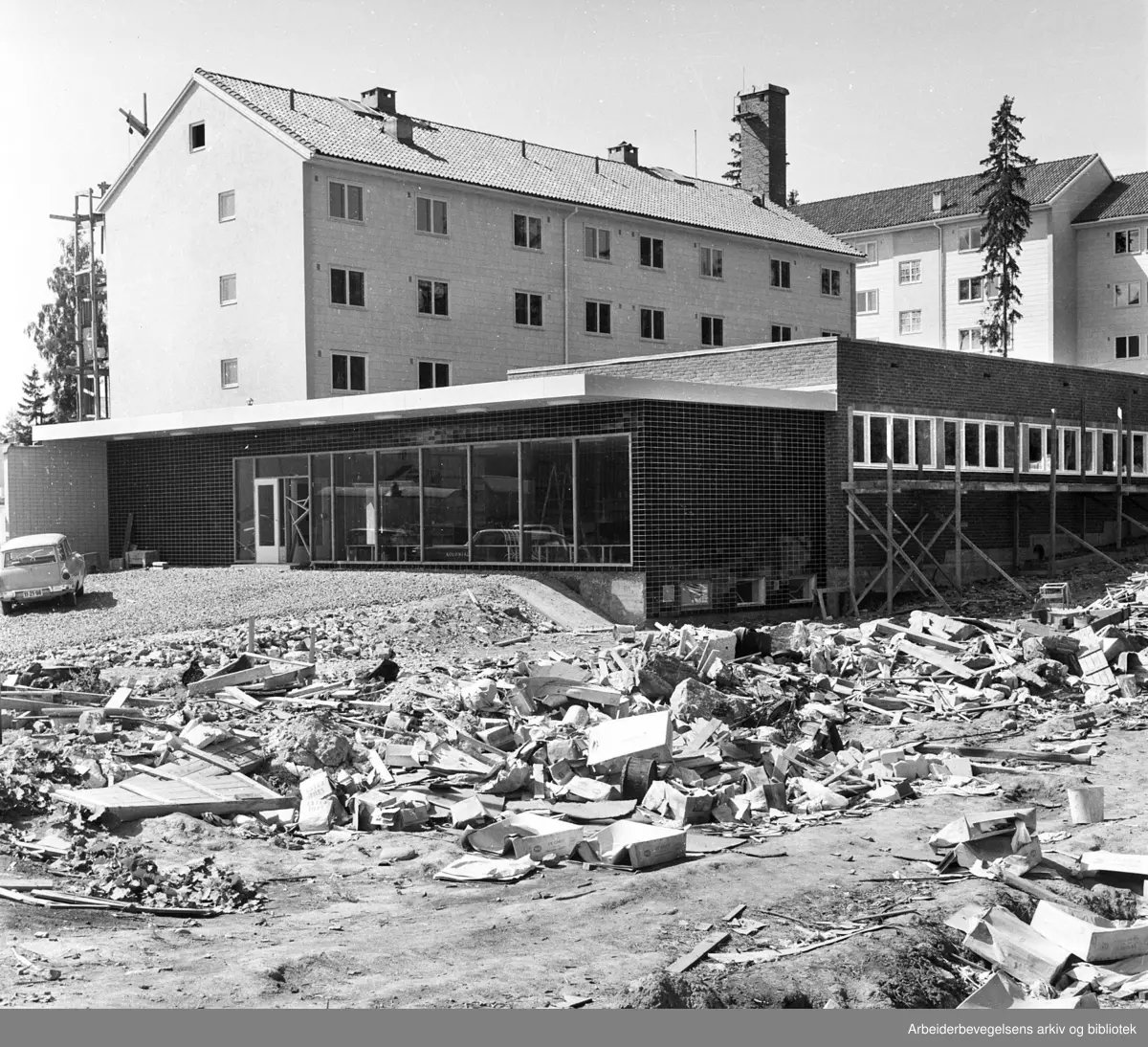 Bygging av butikk på Bøler, juli 1959. Het Sauro Super fra 1972.