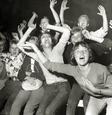 Opptøyer utenfor Sentrum kino i forbindelse med filmen "Vend dem ikke ryggen",.21. september 1956 .