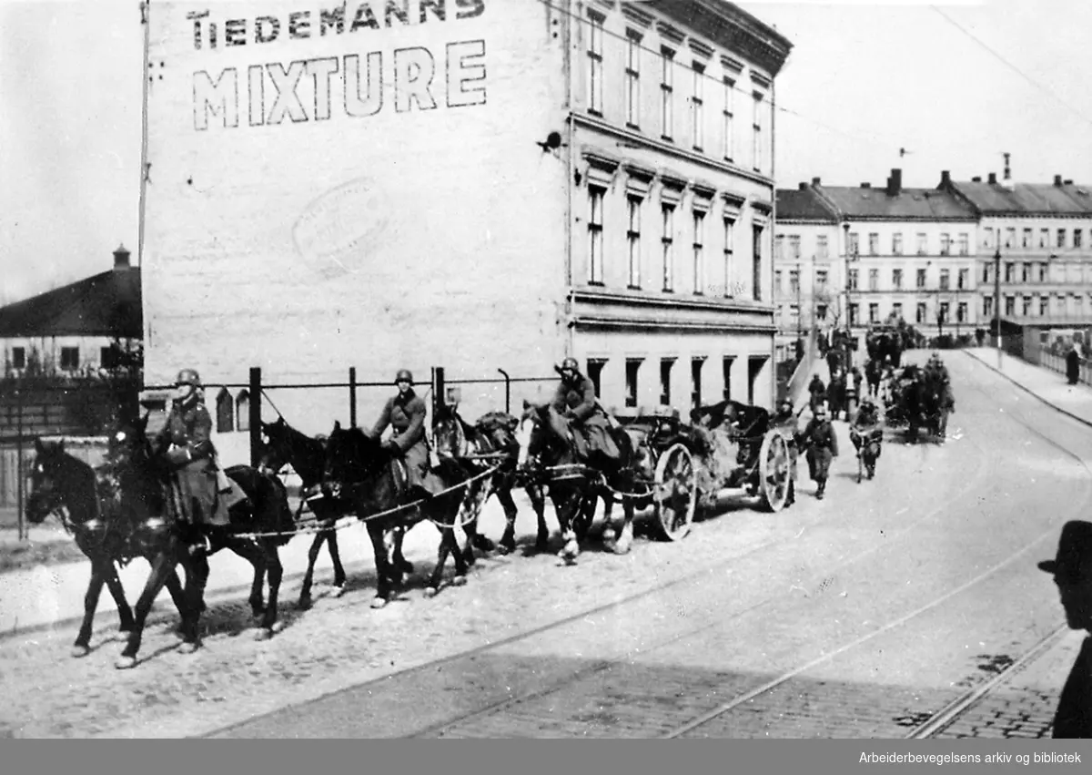 Tyske tropper på vei ut fra Oslo, Gamlebyen med Jernbanebroen i bakgrunnen,.april 1940...