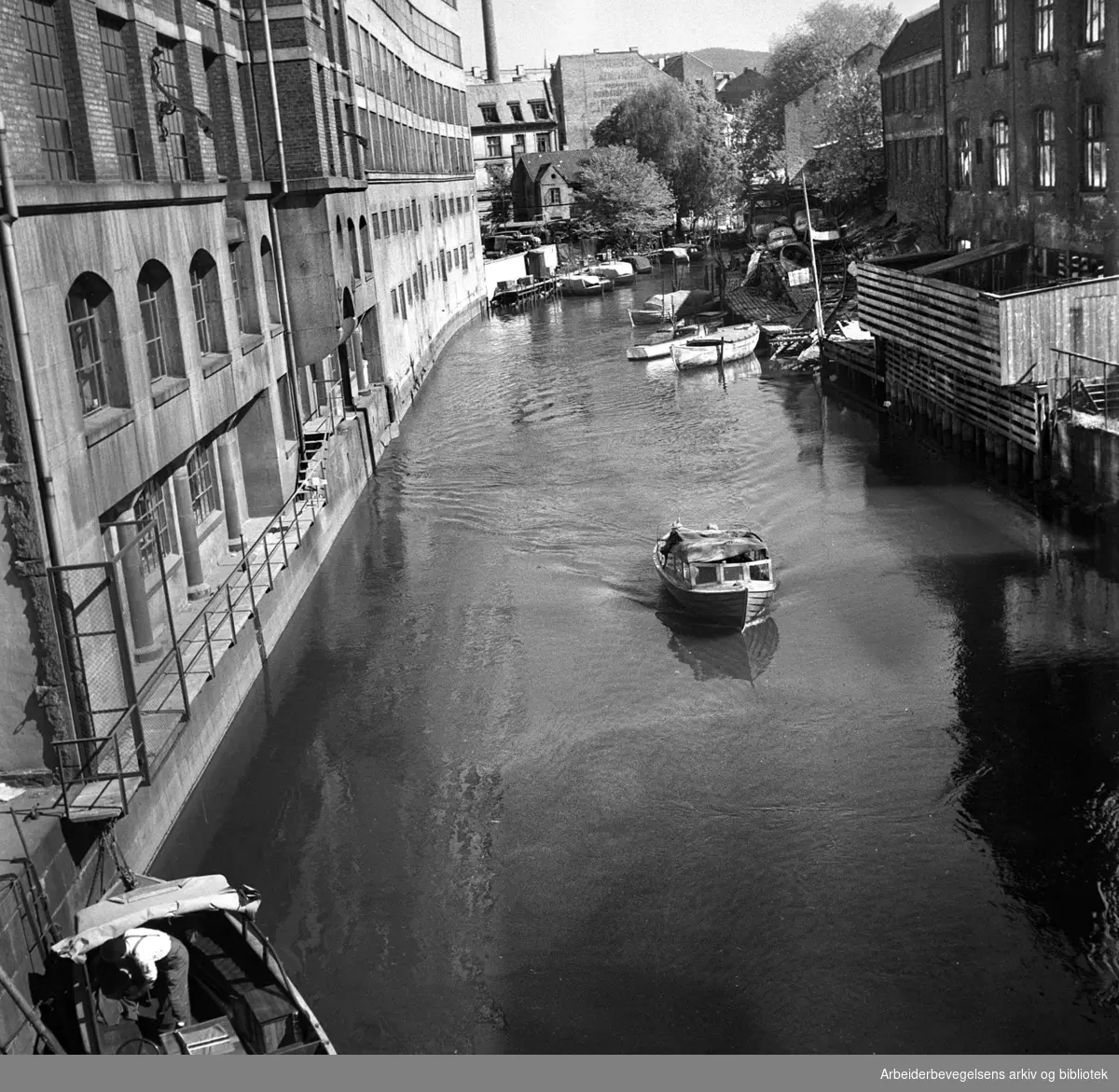 Småbåter på Akerselva,.mai 1951