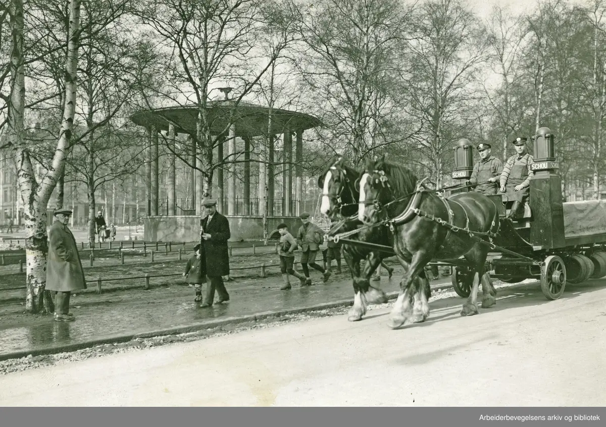 Hest og vogn fra Schous bryggeri passerer Birkelunden på Grünerløkka,.1927-30