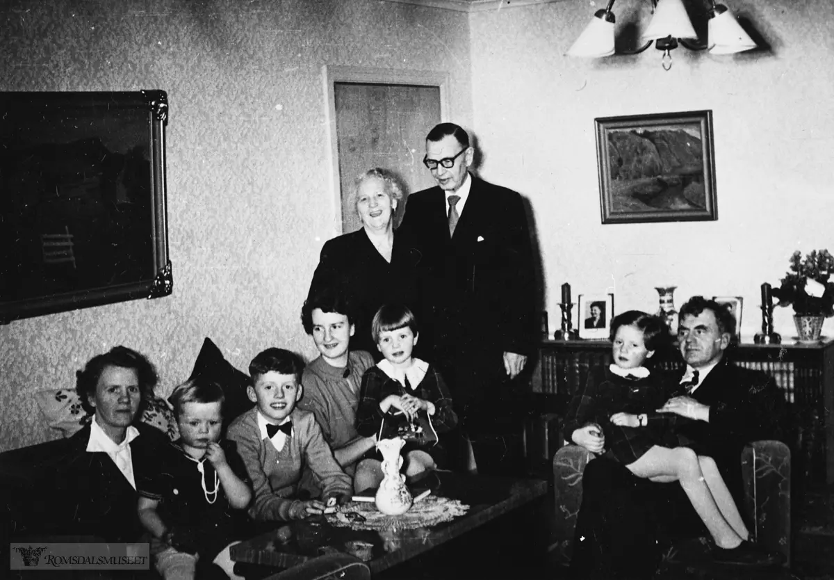 Familiebilde tatt på Brinken Årø trolig 3. juni 1955.