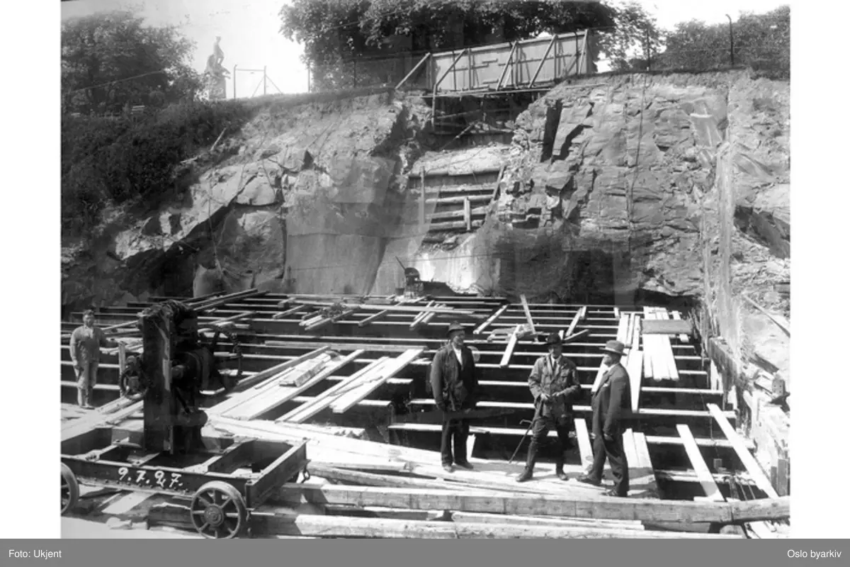 Bygging av tunnel i forbindelse med undergrunnsbanen mellom Majorstuen og Nationaltheatret. Rett nedenfor Abelhaugen i Slottsparken. Holmenkollbanen