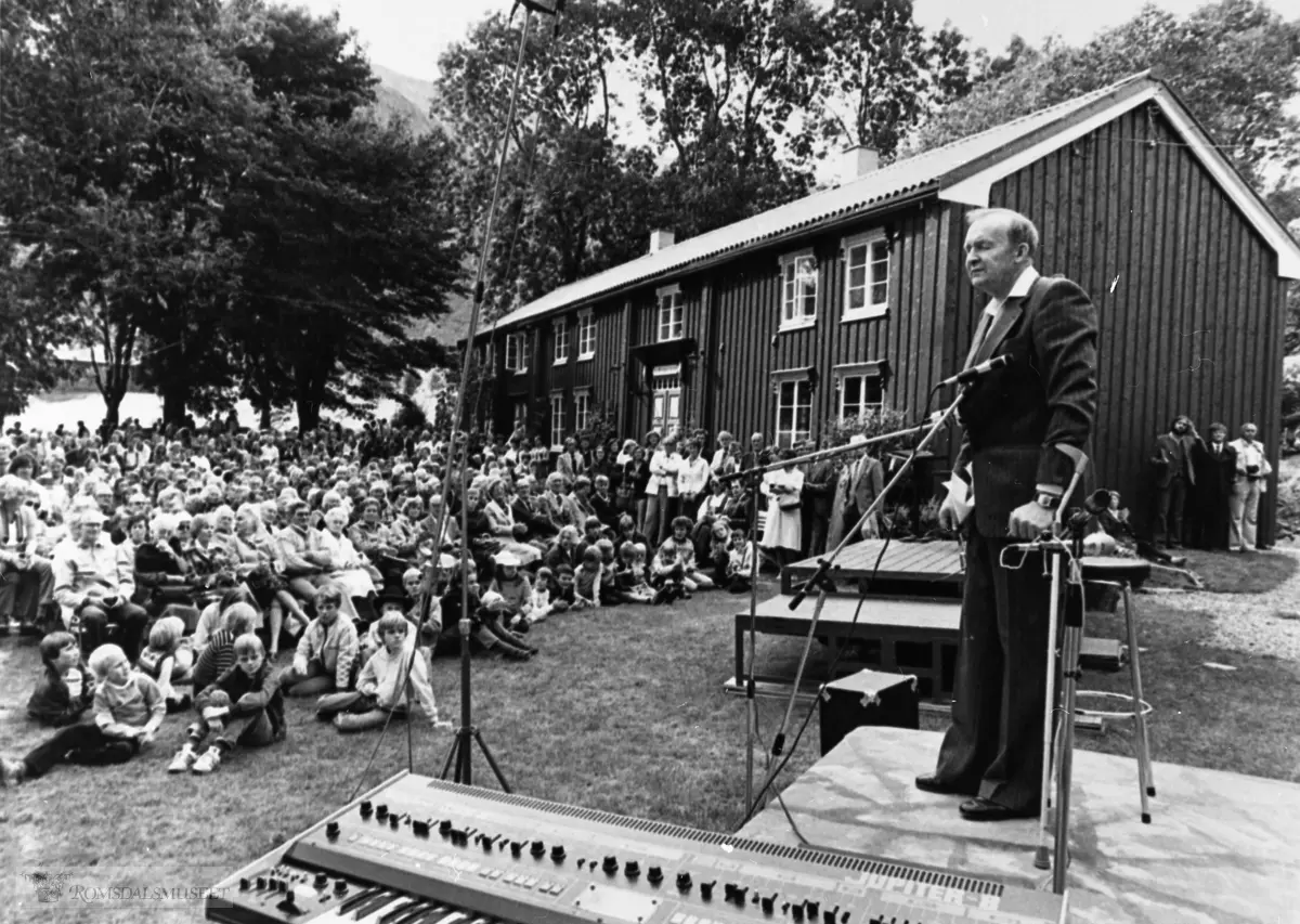 Fra skuespillet "Faderen" under Bjørnsonjubileet 1982..Våningshuset til Øverås i bakgrunnen.