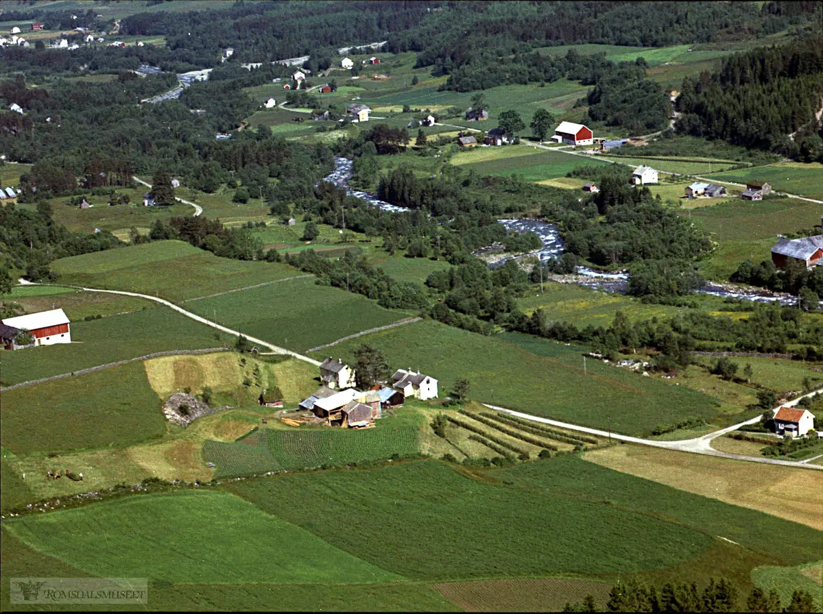 Johansgarden. Bø i forgrunnen. Samset på andre side av elva.