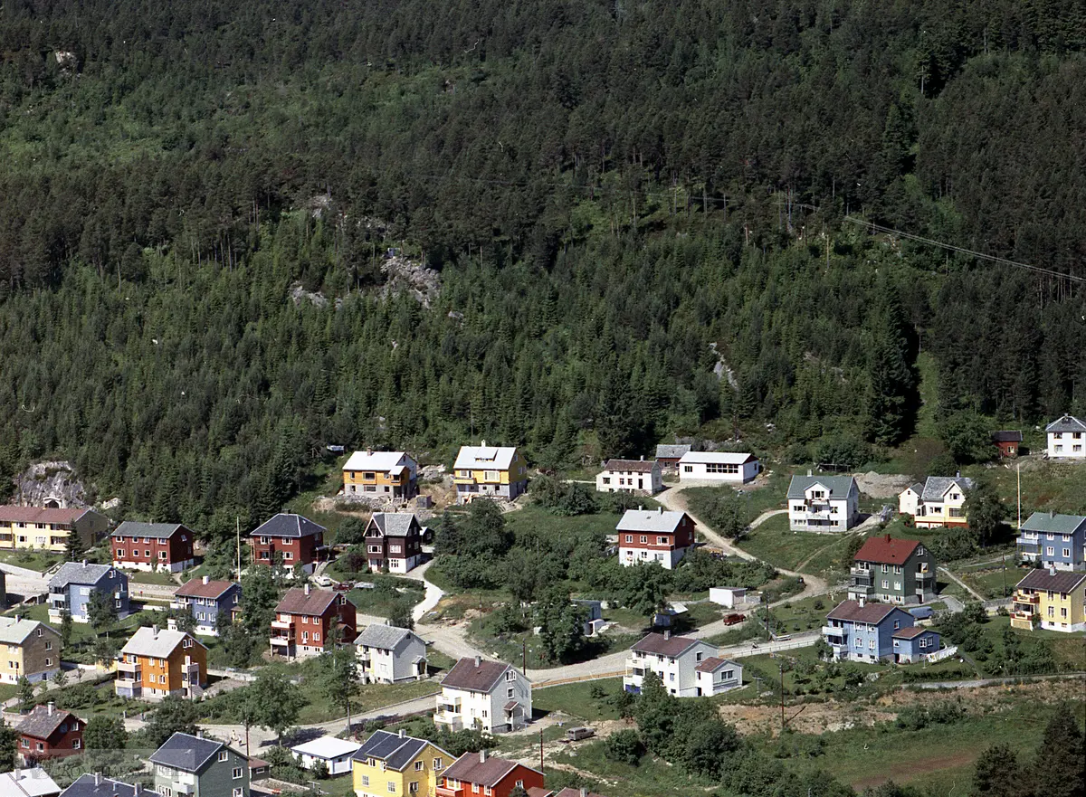 Fagerliveien, Farstadbakken 5, gult hus midt i bildet bygd av lærer Ola Langset, ..Farstadbakken. Moldelia. Langset, Ola