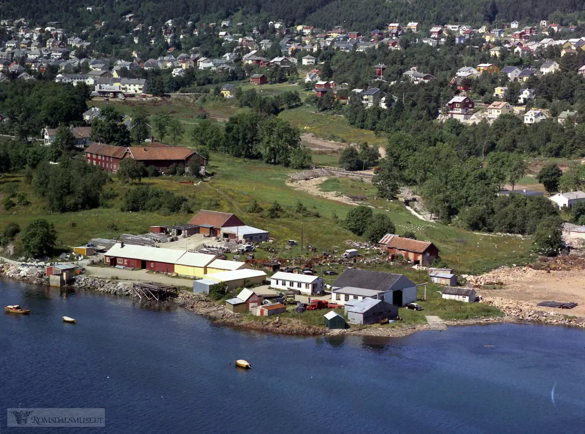 Moldegårdsneset. Moldegårdssaga i vannkanten ?. Moldegård – hovedhus og driftsbygning bakenfor til venstre.Moldegård, Molde-gårdsneset.