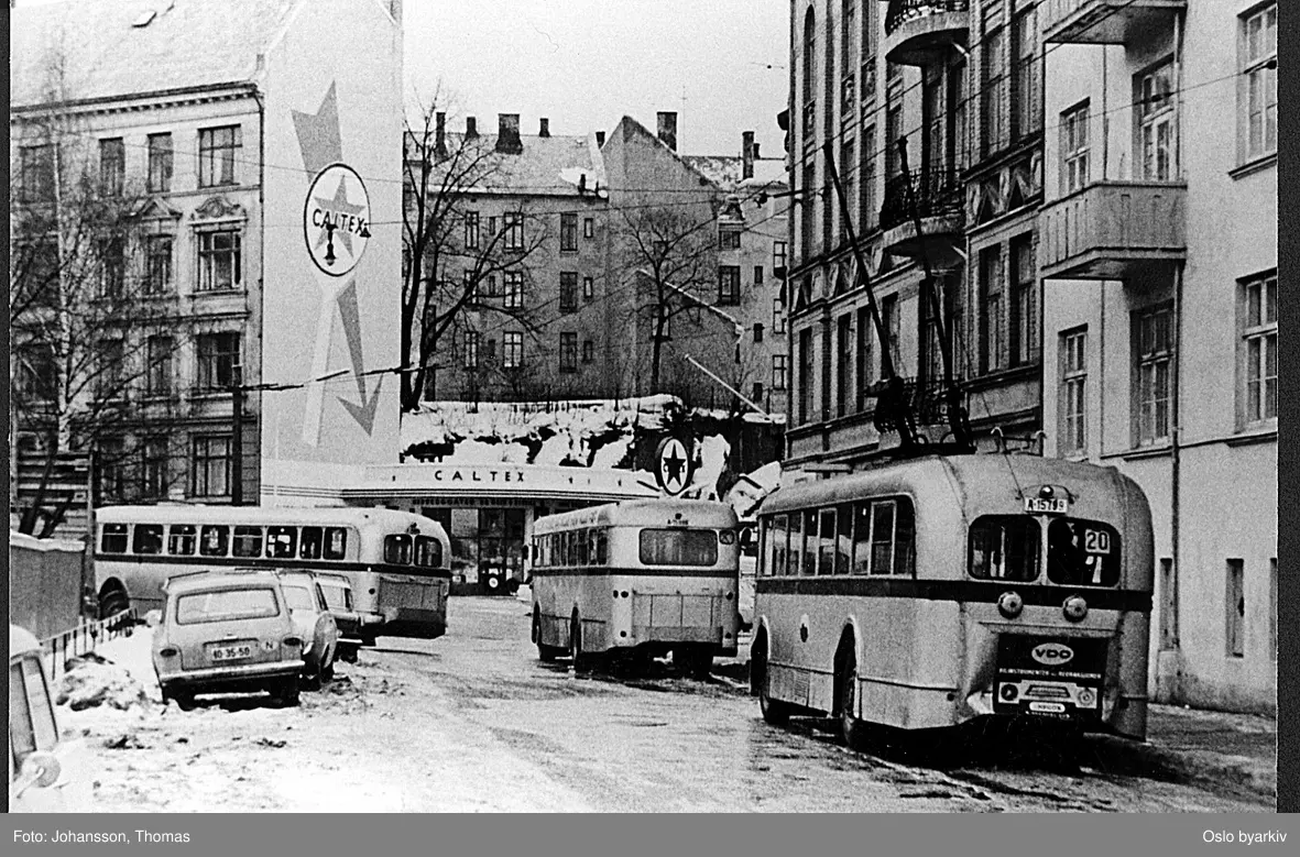 Oslo Sporveiers buss, A-15791 og VM-busser linje 20 ved CALTEX bensinstasjon. Fra Maries gate, 1965-66. Så lenge linje 20 ble betjent av trolleybusser, vendte bussene i en sløyfe Jacob Aalls gate - Maries gate - Neuberggata - Majorstuveien tilbake til Jacob Aalls gate.
