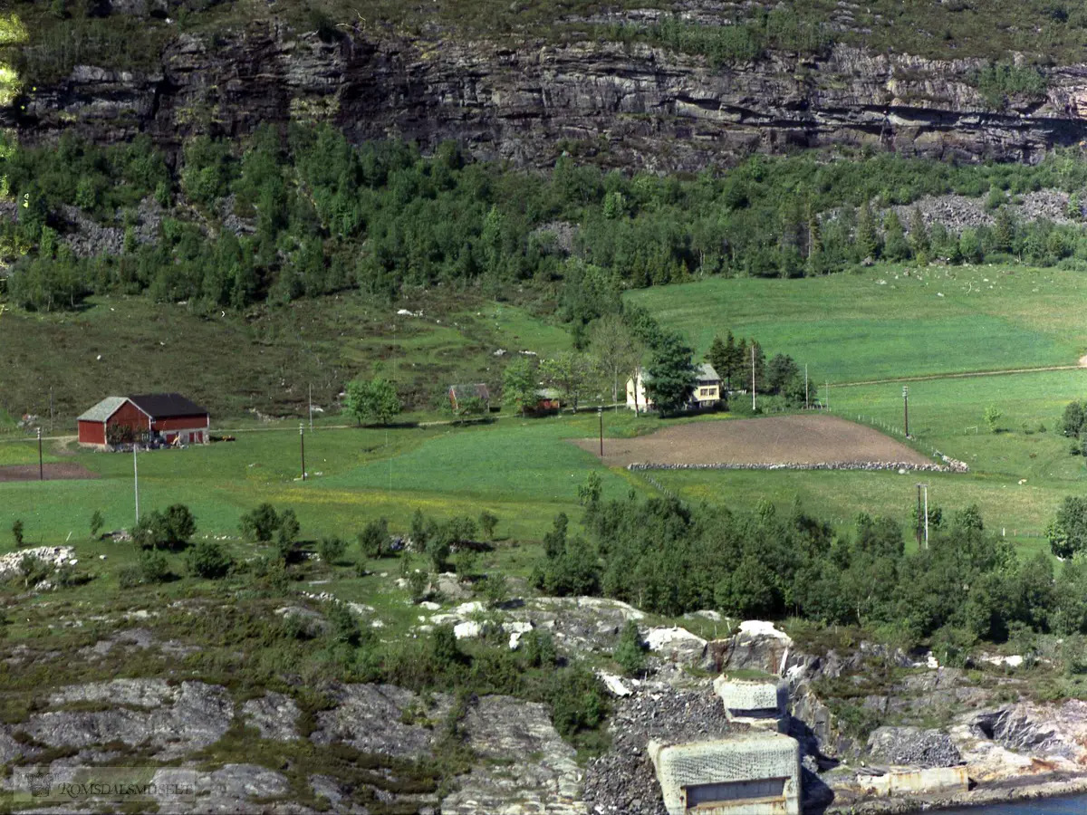 Gnr 47: 47/3 Søre Klauset. I framgrunnen: Klausetbatteriet etter tyskerne i 1940-45.