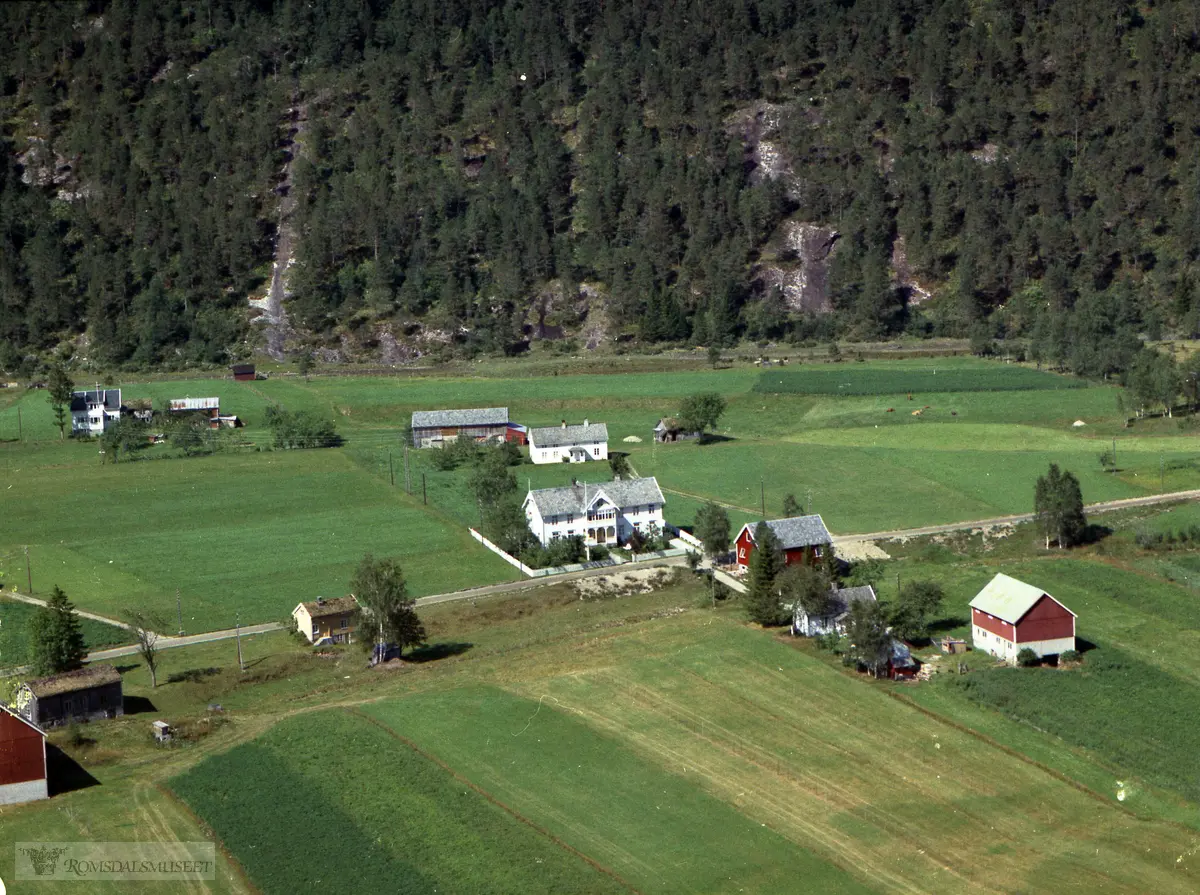 konfeksjonsfabrikkken Nyheim til Emil Lervold i midten. Løken. Nærmest fotografen, posthuset.