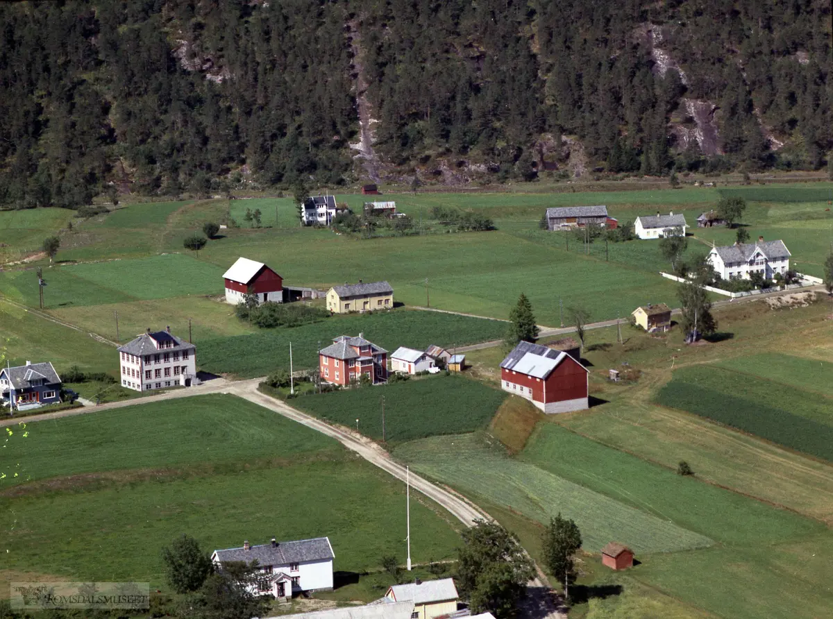 Til høyre konfeksjonsfabrikkken Nyheim til Emil Lervold. Løken. Erling Bøs landhandel.