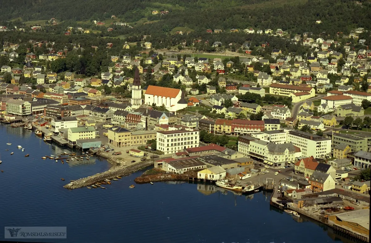 Molde sentrum, til venstre for Superb ligger Meierigården (gult bygg)