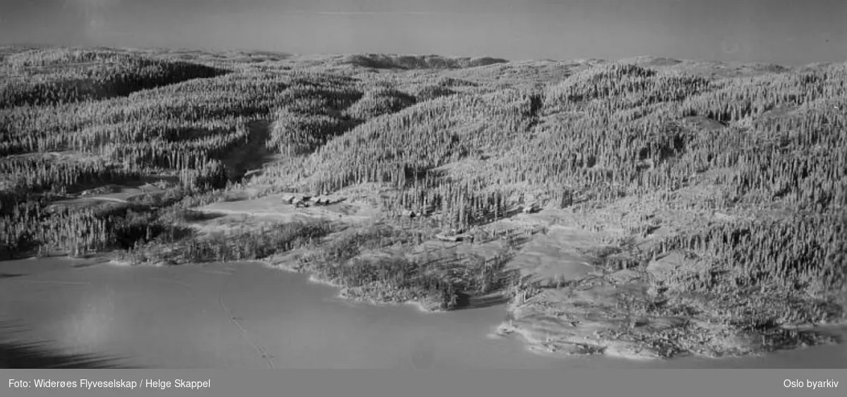 Skoglandskap (vinter) ved Store Sandungen i Nordmarka. Sandungen gård og Løvenskiolds hytte. (Flyfoto)