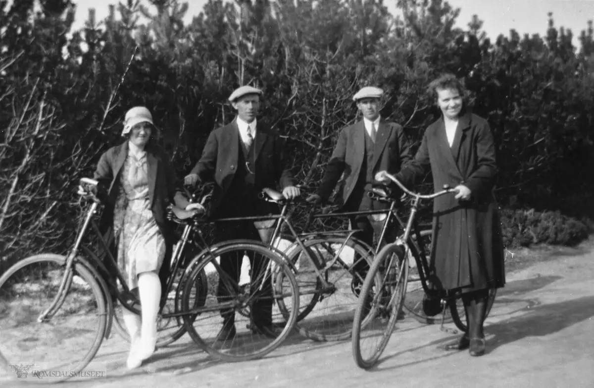 Syklister på Gossen 1925/30
