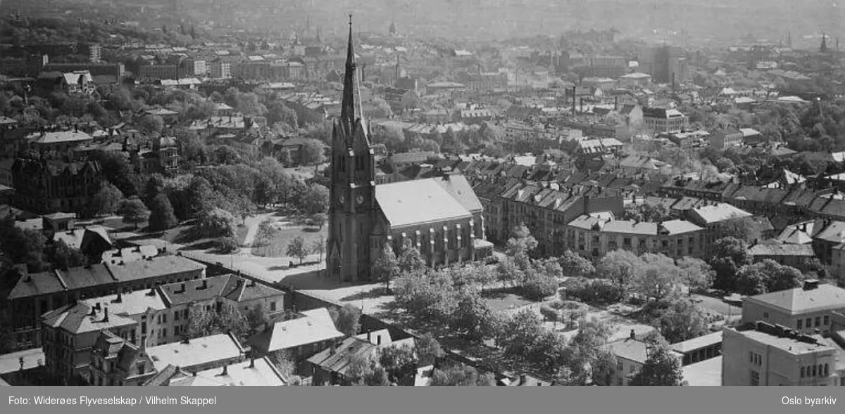 Holtegata, Skovveien, Jørgen Moes gate. Uranienborgparken. Nordahl Rolfsens plass. Uranienborg skole. (Flyfoto)