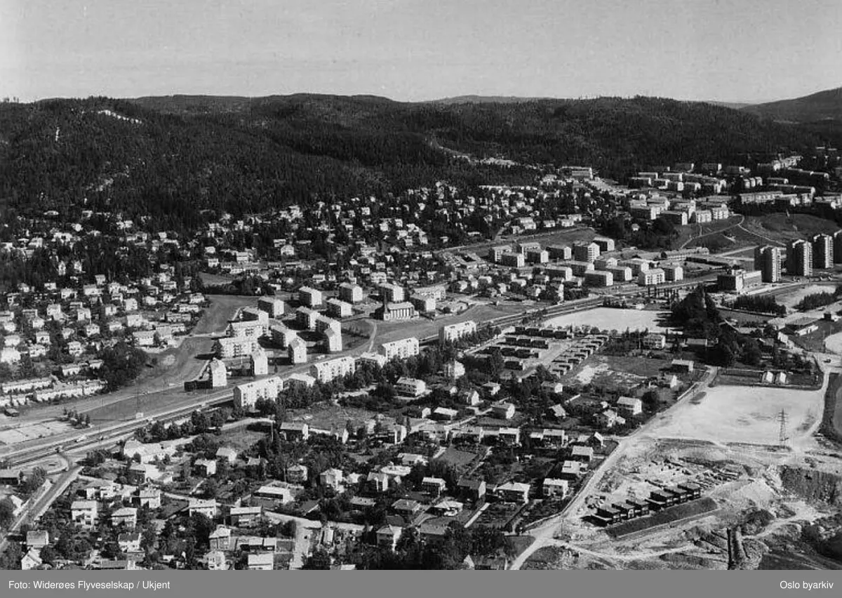 Panoramabilde. Villabebyggelse ved Trondheimsveien, Refstad alle, Haugmannsveien, Eltonveien, Sinsenveien, Åkerøveien, Traverveien. Boligblokker. Tonsen kirke. Bildetittel er misvisende, da hovedområdet ligger på Refstad og Disen. (Flyfoto)