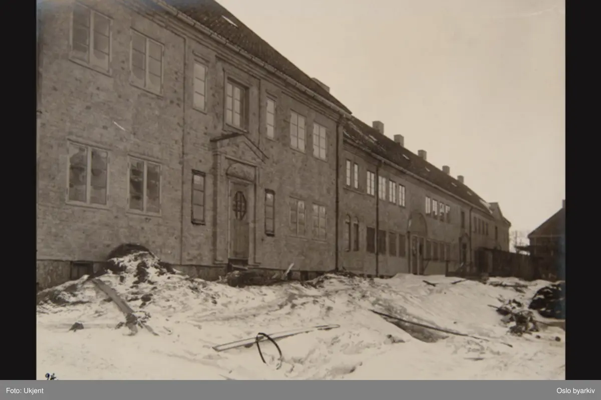 Bebyggelse i Lille Tøyen haveby (hageby). Muligens i Tore Hunds vei (daværende Fridtjofs vei). Uteareal ikke ferdig opparbeidet. Sannsynligvis fra 1920-tallet. Albumtittel: "Fotografier over Kristiania kommunes boligbebyggelse".