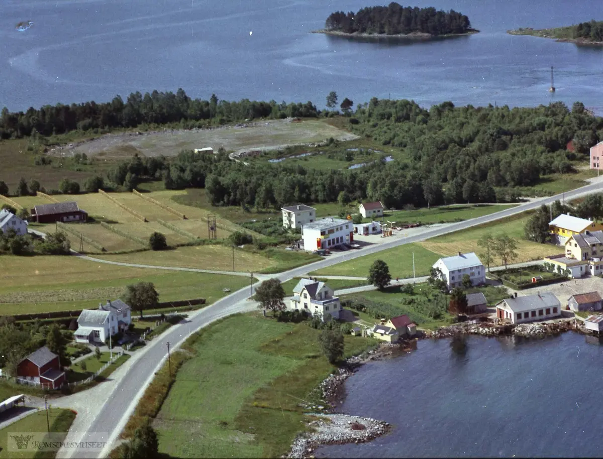 Helland øvre, gnr. 46..1. Bnr. 21. Ole Hals sitt bustadhus..2. Bnr. 4. "Gamleskulen". Frådelt frå prestegarden som skule- og klokkarjord. Første fastskulen i Vestnes kommune, teken i bruk i 1859. .3. Bjarne Westnes sitt bruk, Helland øvre. No gnr. 46/256..4. Sjå 81754.5. Sjå 81754.6. Sjå 81754.7. Sjå 81754