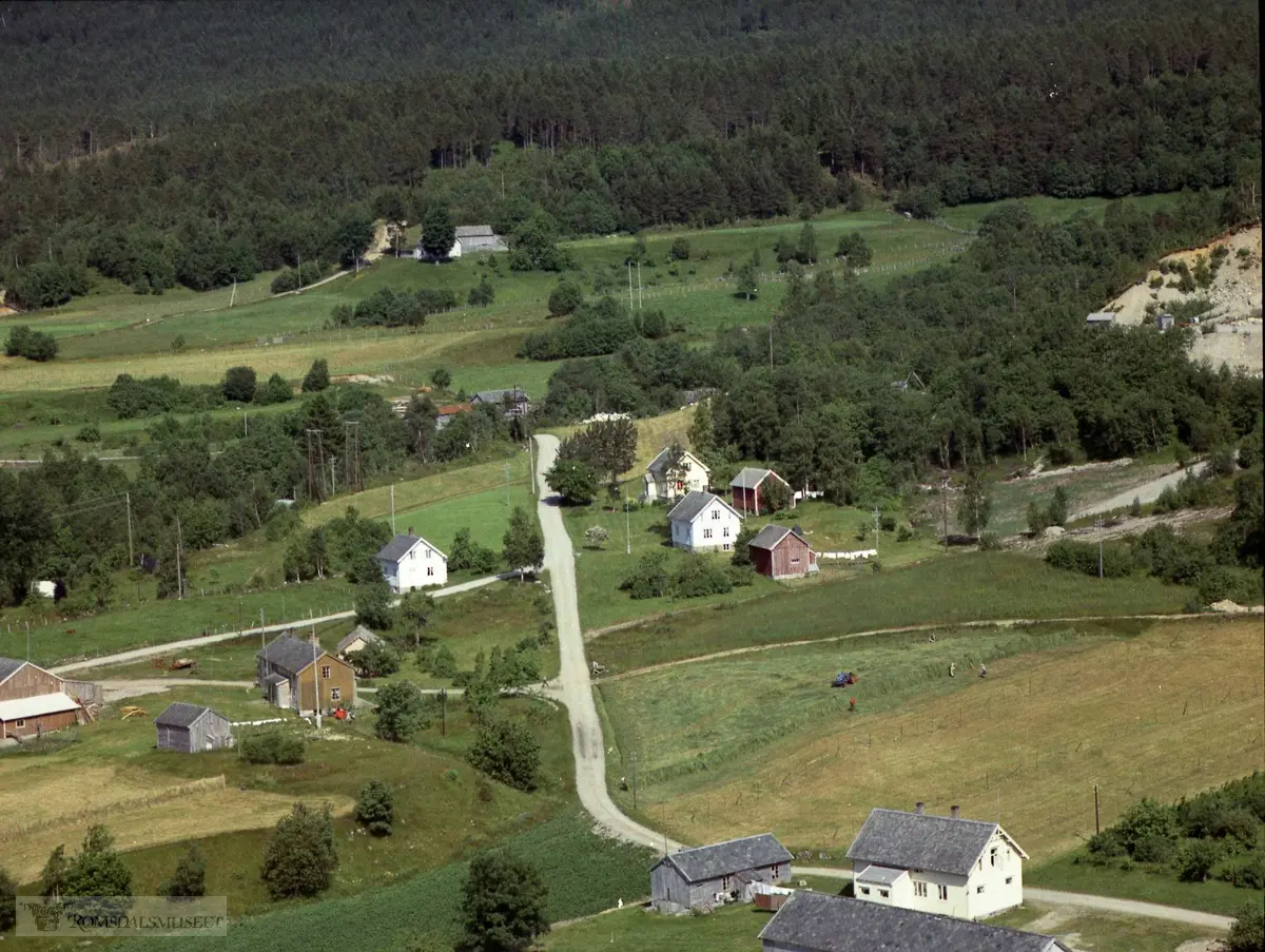 Sætre..Forgrunn: Pedergarden gnr 7/7..til venstre: Reiten gnr 7/2 og 8/1..Høyre side av vegen: Solbakken gnr 8/15 og Øvervoll gnr 6.I bakgrunnen: Storreiten, Daugstad.