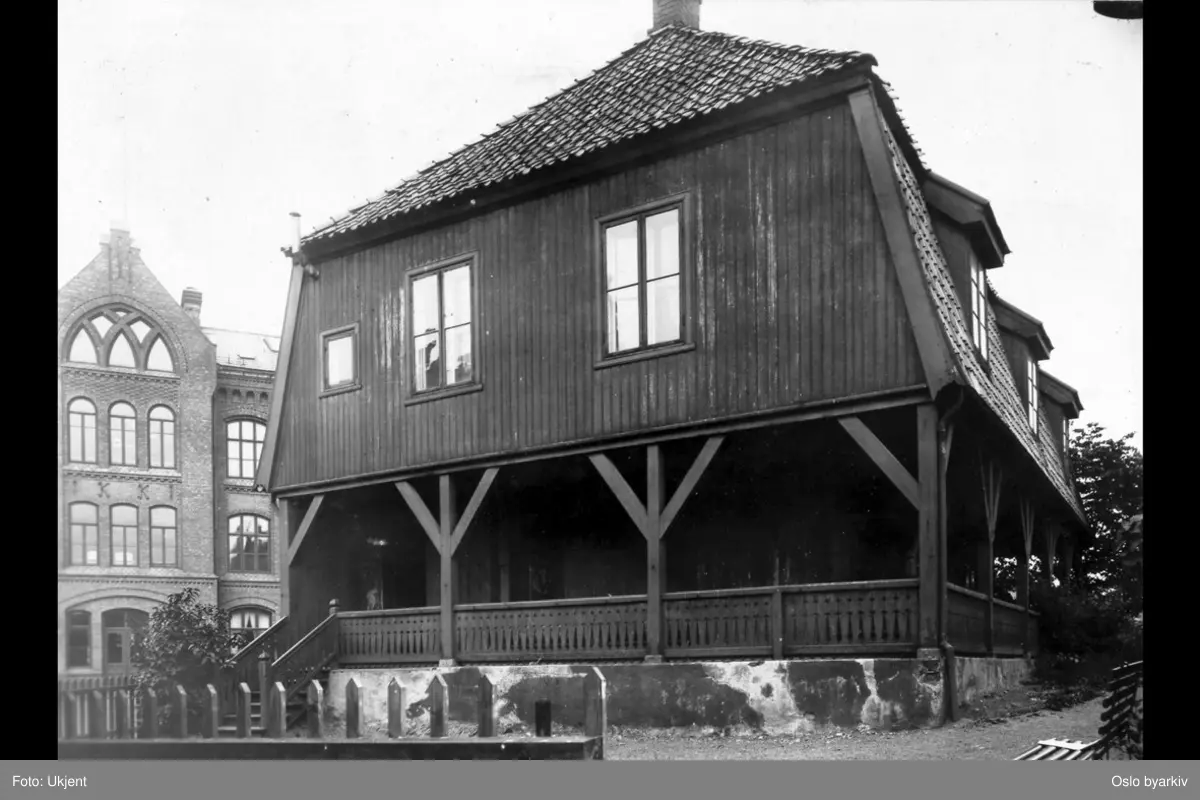 Overlærerboligen ved Foss skole. Tidligere det gamle våningshuset til Øvre Foss gård. (Skolen bygget på gårdens grunn.)