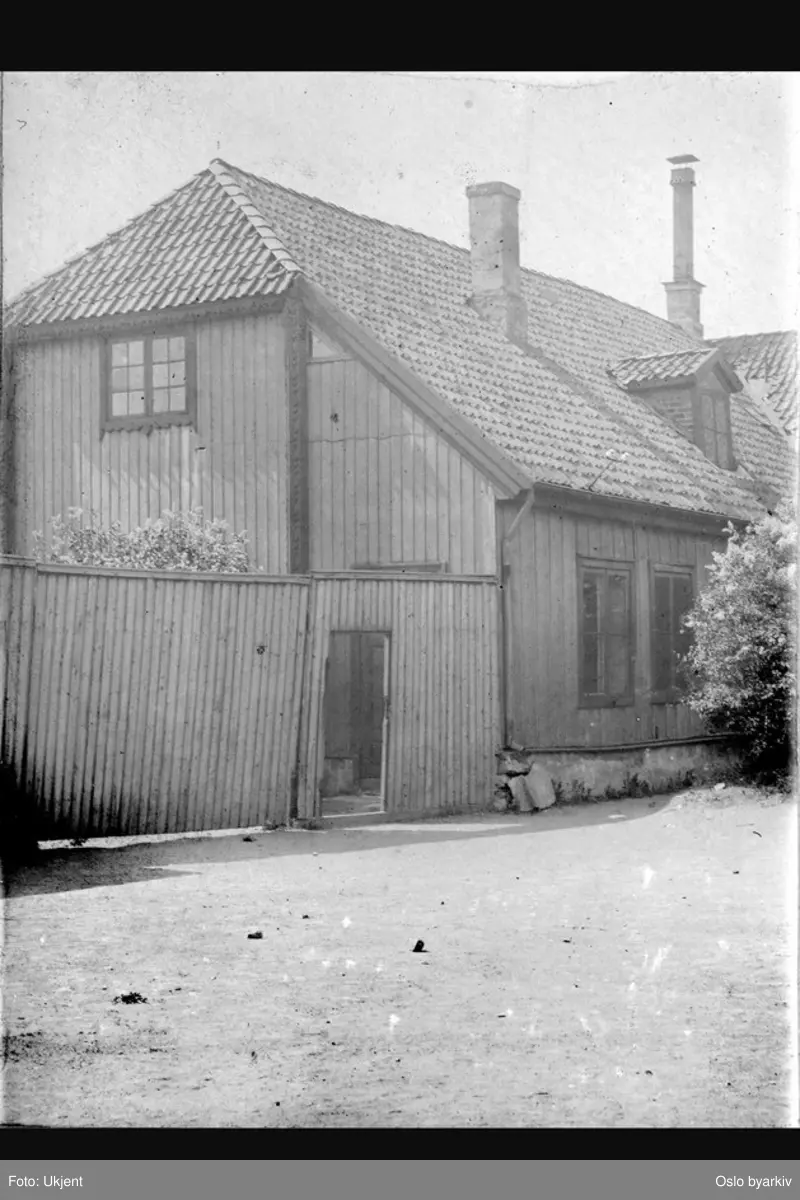 Bygning (våningshus) på Vålerenga hovedgård. Hjaltlandsgata 1. Bildet er datert 8/6-03.