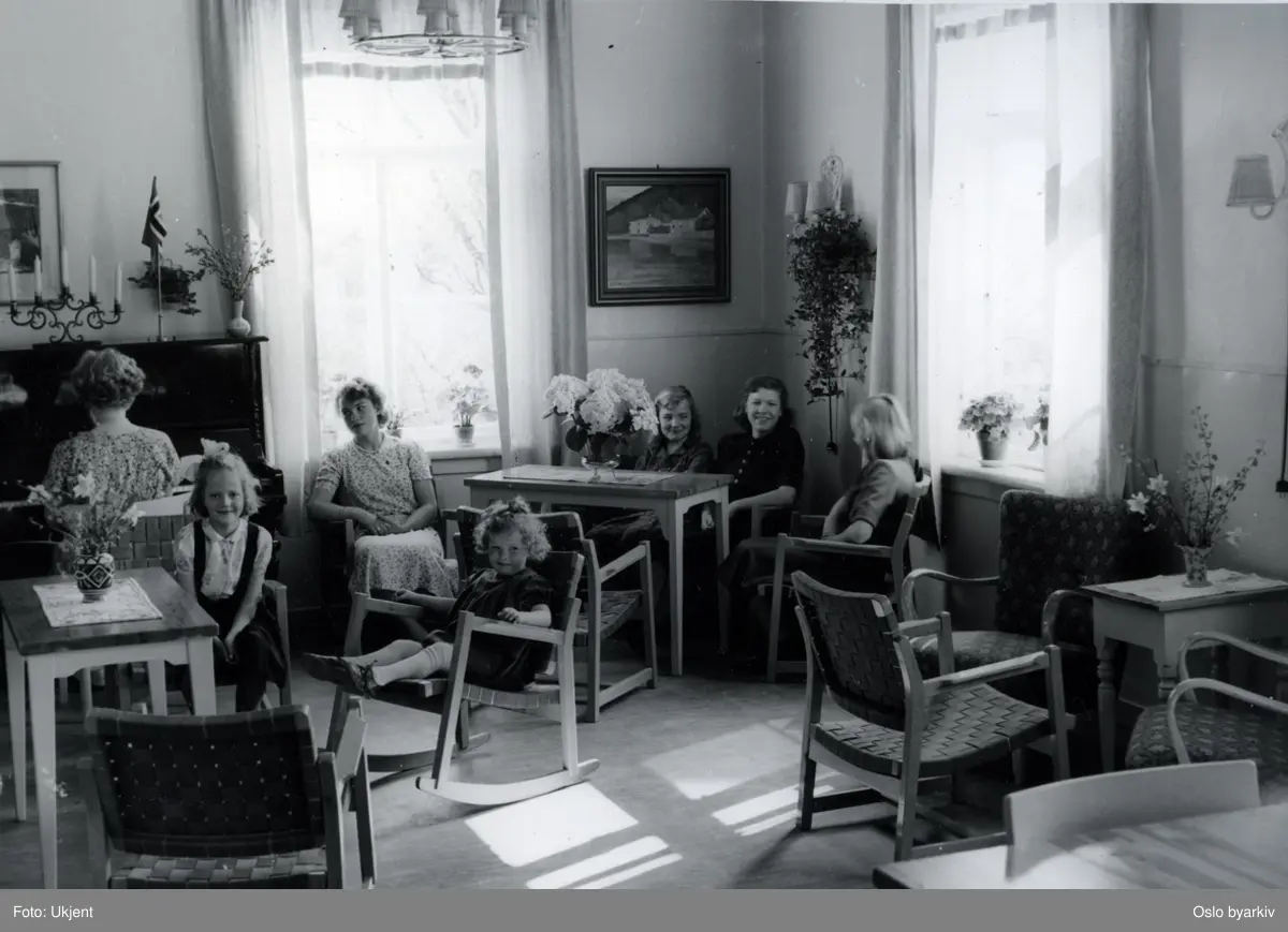 Barn og barnepleierske ved pianoet i dagligstuen. Idag Aline og Frydenberg Barnevernssenter (Fosterhjemstjenesten) Frydenbergveien 37.