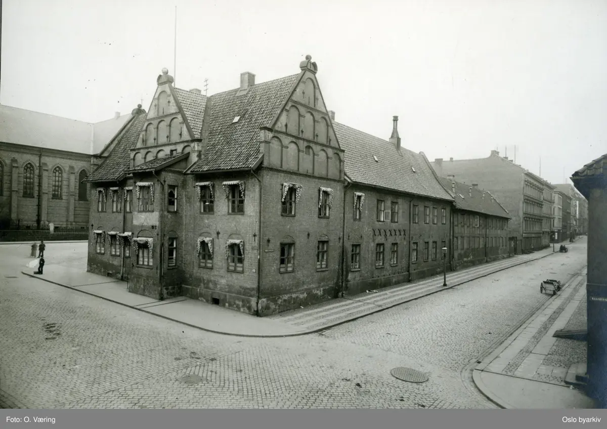 Garnisonssykehuset ( Rådmannsgården) i Rådhusgata med hovedfasade og sidefløy mot Nedre Slottsgate. Eldste bevarte bygning fra den opprinnelige kvadraturen. Sykehus i 1850-årene. Johannes kirke bak til venstre ved Christiania Torv (revet 1928).