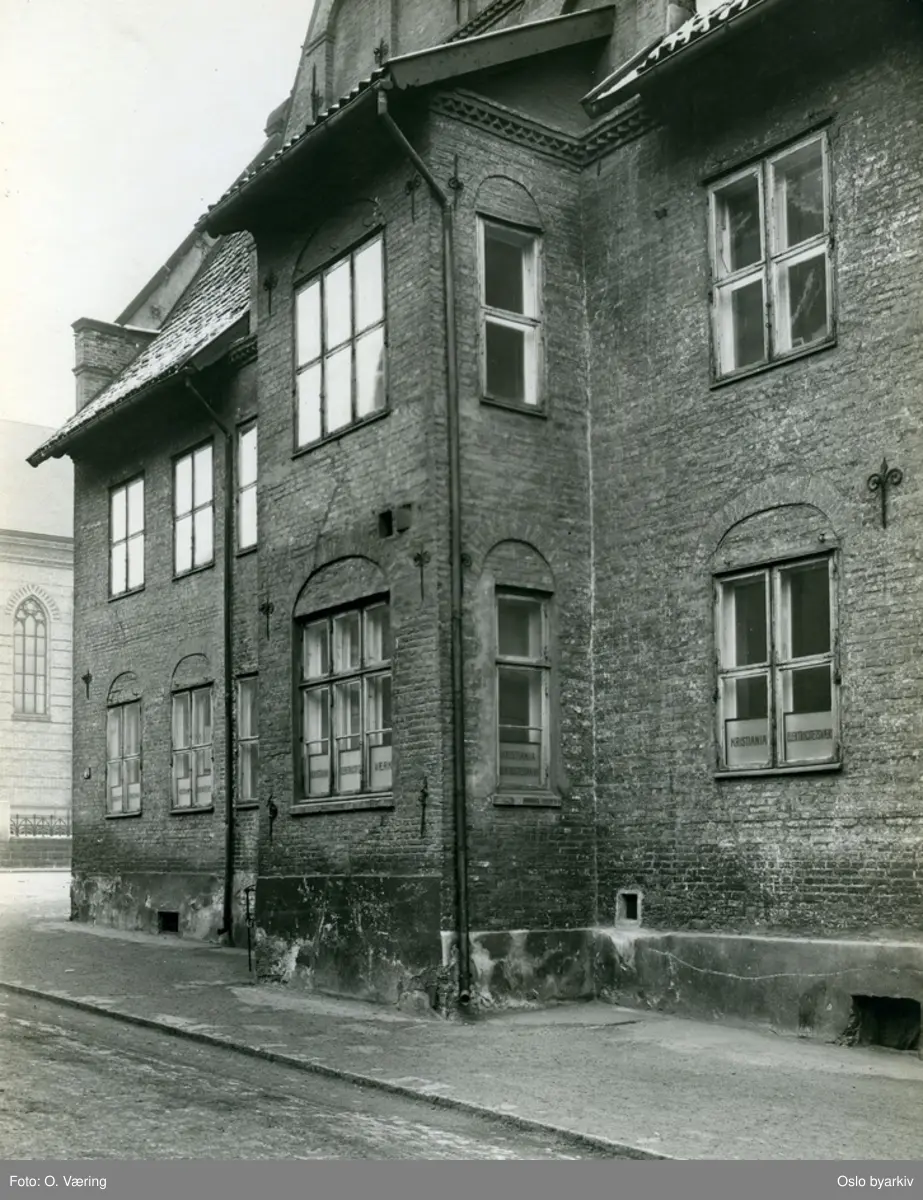 Garnisonssykehuset (Rådmannsgården) i Rådhusgata. Sykehus i 1850-årene. Kontorbygg for Kristiania elektrisitetsverk fra ca. 1897. Eldste gjenværende bygning fra den opprinnelige kvadraturen. Del av Johannes kirke (revet 1928) anes til venstre.