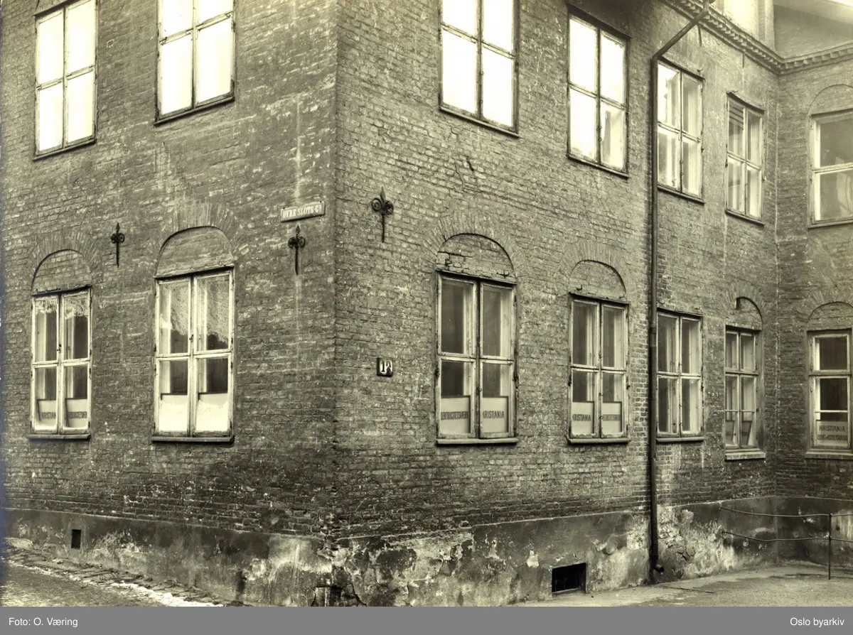 Garnisonssykehuset ( Rådmannsgården) i Rådhusgata ved hjørnet mot Øvre Slottsgate. Byens eldste gjenværende gård fra den opprinnelige kvadraturen. Sykehus i 1850-årene. Kjøpt av kommumen i 1897, kontorer for Kristiania Elektrisitetsverk.