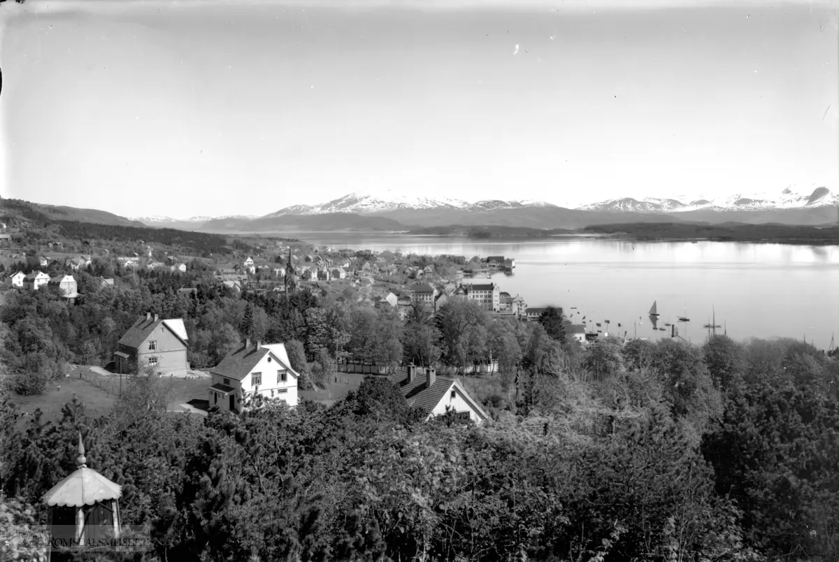 Molde by sett fra vest., Molde sett fra Rekneshaugen..Molde by sett fra vest..De tre husene fra venstre, Museumsvegen 3 Ellingsenhuset. Margaretha Dahls gate 9 Sættemhuset. Margaretha Dahls gate 5.